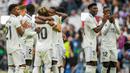 Pemain Barcelona Jules Kounde meninggalkan lapangan pada akhir pertandingan sepak bola La Liga Spanyol antara Real Madrid dan Barcelona di Stadion Santiago Bernabeu di Madrid Minggu (16/10/2022). Real Madrid menang 3-1. (Foto AP/Manu Fernandez)