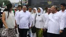 Kuasa hukum aktivis Sri Bintang Pamungkas, Razman Arif Nasution (kedua kiri) saat tiba di Mako Brimob Kelapa Dua, Depok, Jawa Barat, Jum'at (2/12). (Liputan6.com/Herman Zakharia) 