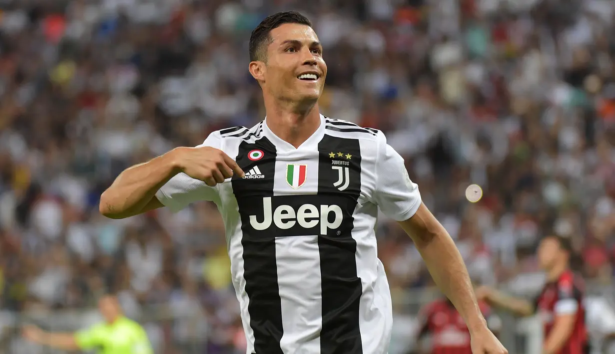 Striker Juventus, Cristiano Ronaldo, melakukan selebrasi usai membobol gawang AC Milan pada laga final Supercopa Itali 2019 di Stadion King Abdullah Sports City, Jeddah, Rabu (16/1). (AFP/Giuseppe Cacace)