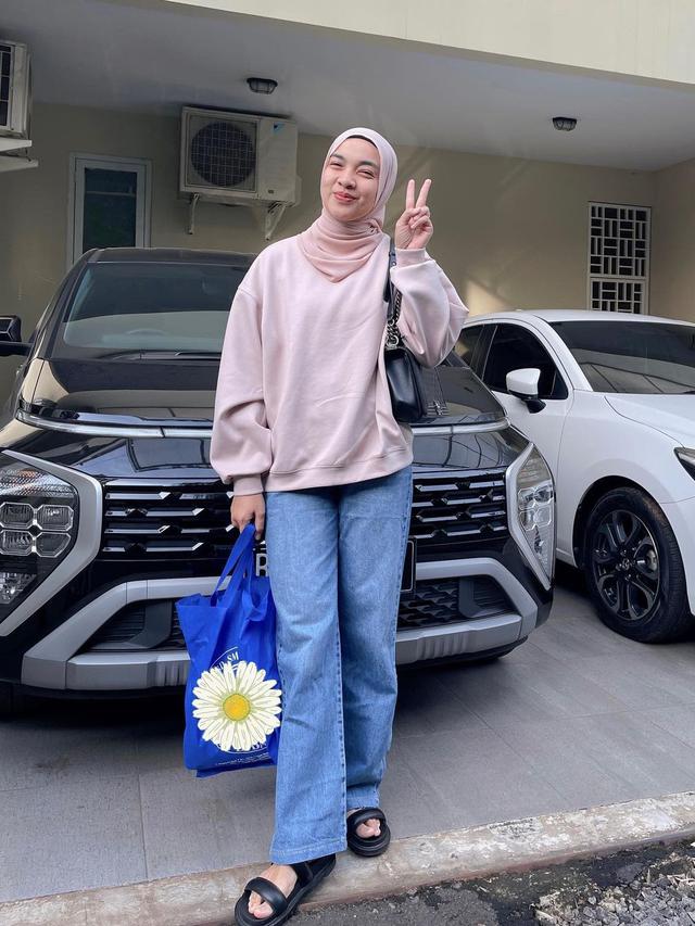 Tak Ikut Bintangi Film 'Sore', Ini 6 Potret Tika Bravani yang Sudah Berhijab