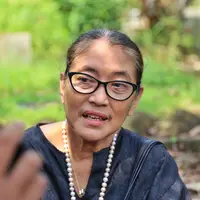 Selama empat dekade kenal dengan almarhum, Jajang juga setia mendampingi jenazah hingga dimakamkan di TPU Pondok Labu, Jakarta Selatan. (Nurwahyunan/Bintang.com)