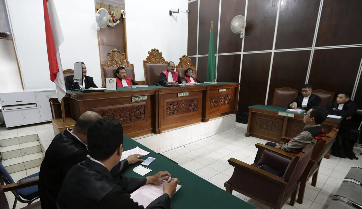 Mantan Plt Ketua Umum PSSI, Joko Driyono, menjalani sidang perdana di PN Jakarta Selatan, Senin (6/5). Joko Driyono tersandung kasus perusakan barang bukti terkait pengaturan skor. (Bola.com/M Iqbal Ichsan)