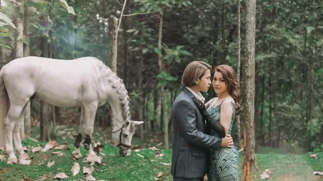 Gaya Pemotretan Jordi Onsu dan Frislly Herlind Bersanding Dengan Kuda. (Sumber: Instagram/fdphotography90)
