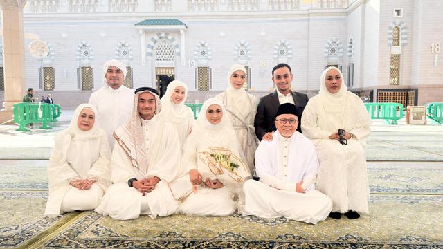 Potret Pernikahan Zumi Zola dan Putri Zulkifli Hasan di Madinah, Arab Saudi.