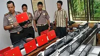 Puluhan laptop ilegal asal Malaysia di Polsek Entikong, Sanggau, Kalbar. Barang bukti tersebut dibawa oleh tersangka, Mekias Rusli. (ANTARA)