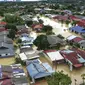 Pemandangan dari udara ini menunjukkan desa yang terendam banjir di Puchong, luar Kuala Lumpur, Malaysia, Minggu (19/12/2021). Banjir menyebabkan ribuan warga mengungsi dan banyak jalan yang memutus akses. (Chan Yoke Poh/Lion Club International 308B1 via AP)