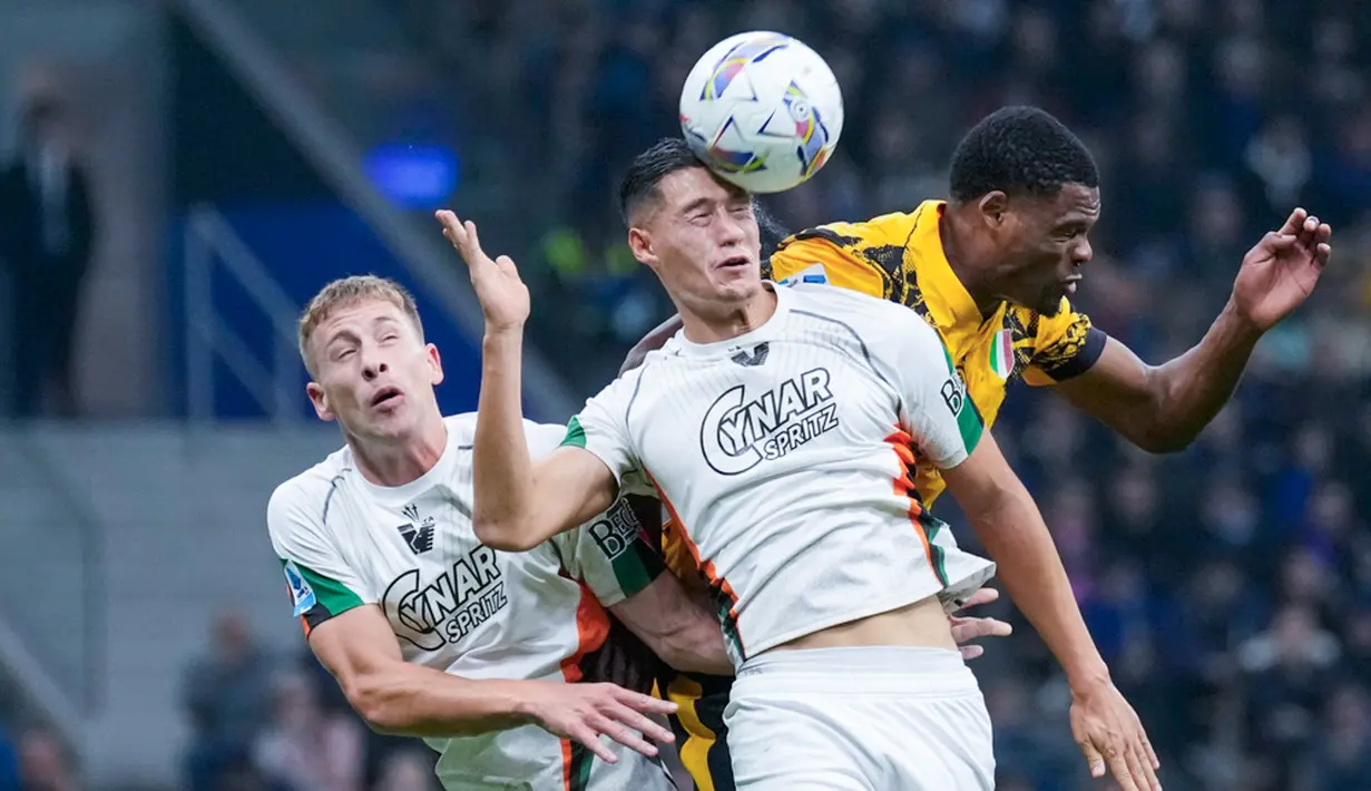 Jay Idzes bermain apik dengan hampir membawa Venezia menahan Inter Milan. Venezia gagal mendapat angka karena gol di menit akhir mereka dianulir. (AP Photo/Antonio Calanni)