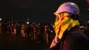 "Macron, Mundur!" teriak beberapa demonstran saat berbaris ke barisan polisi antihuru-hara. (AP Photo/Lewis Joly)