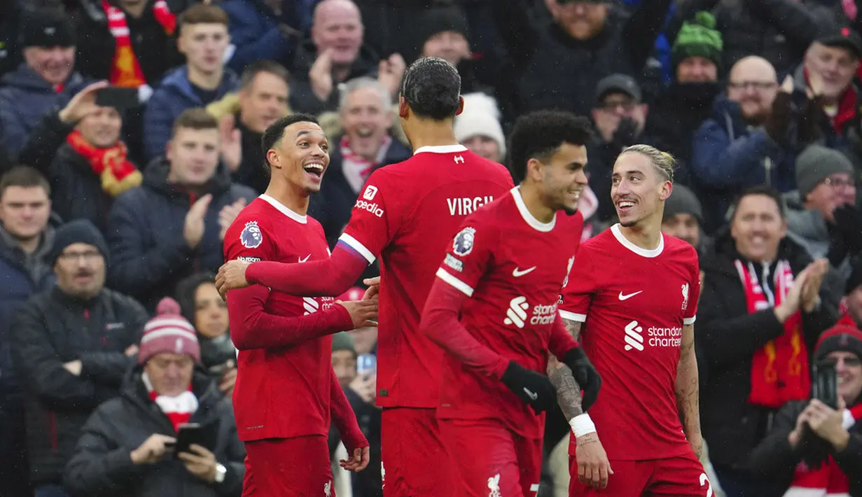 Para pemain Liverpool merayakan gol yang dicetak oleh Trent Alexander-Arnold ke gawang Fulham pada laga pekan 14 di Stadion Anfield, Minggu (3/12/2023). (AP Photo/Jon Super)
