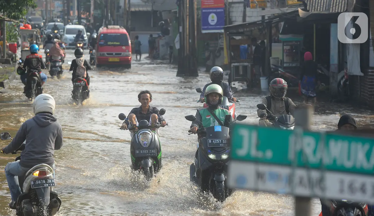 Banjir kiriman Kali Mampang dari Bogor terjadi karena penumpukan sampah yang dibuang ke kali.(merdeka.com/Arie Basuki)