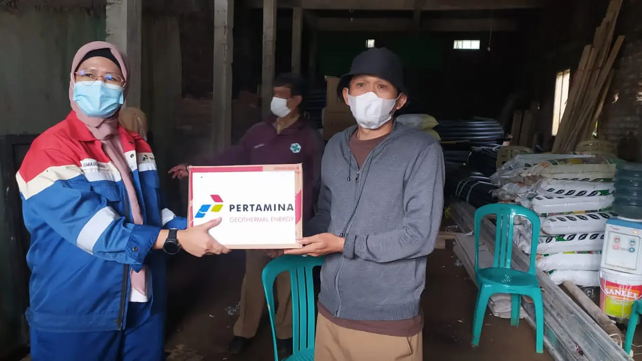 Juru Bicara PGE Area Karaha Asmaul Husna, secara simbolis menyerahkan bantuan sembako bagi korban terdampak banjir bandang di Desa Cinta dan Cinta Manik, di lokasi bencana Desa Cinta, Senin (29/11/2021).