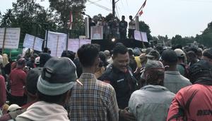 Ratusan warga menggeruduk Kantor Balai TNWK, Jalan Lintas Pantai Timur Sumatra, Desa Labuhan Ratu Lama (Tridatu), Selasa (13/1/2026). (Liputan6.com/ Ardi Munthe)