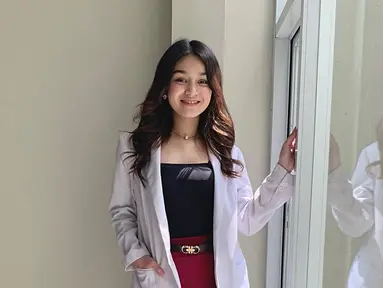 Sosok Aisyah Nabilah sudah banyak menghiasi layar kaca sejak tahun 2019. Dalam dunia akting ia sudah banyak berperan di beberapa film hingga sinetron. Salah satunya ialah di Love Story The Series sebagai Clarissa. (Liputan6.com/IG/@ichanabilahh)