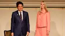 Ivanka Trump (kanan) didampingi Perdana Menteri Jepang Shinzo Abe saat menghadiri acara Majelis Wanita Sedunia (WAW!) di Tokyo, Jepang (3/11). (AFP Photo/Pool/Eugene Hoshiko)