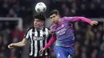 Bek Newcastle United Tino Livramento berebut bola dengan gelandang AC Milan Christian Pulisic pada  laga matchday 6 Liga Champions 2023/2024 di St. James' Park, Kamis (14/12/2023) dini hari WIB. (Owen Humphreys/PA via AP)