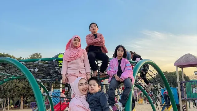 Potret Oki Setiana Dewi Ajak Anak-Anak Main di Taman Kota Kairo (credit: instagram/okisetianadewi)