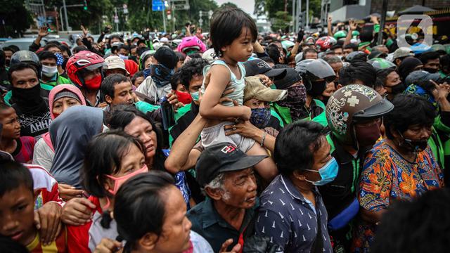 FOTO: Antrean Pembagian Bantuan Abaikan Protokol Physical Distancing