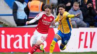 Pemain Arsenal, Max Dowman (kiri), berebut bola dengan pemain Mansfield Town, George Abbott, dalam pertandingan FA Cup di One Call Stadium, Inggris, Sabtu (7/3/2026) malam WIB. (AP Photo/Dave Thompson)