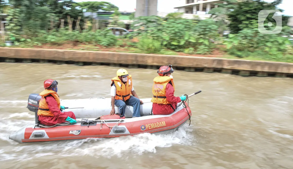 Petugas gabungan mengevakuasi korban dengan perahu karet saat simulasi penanganan banjir di Kalimalang, Cipinang Melayu, Rabu (17/11/2021). Simulasi digelar dalam rangka kesiapsiagaan petugas dalam penanganan korban banjir, terutama evakuasi warga yang terpapar Covid-19 (merdeka.com/Iqbal S Nugroho)
