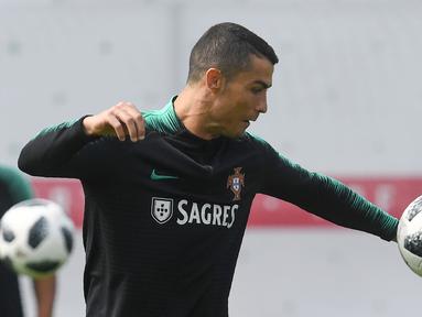 Bintang Portugal, Cristiano Ronaldo malakukan juggling saat sesi latihan tim di Kratovo, Moskow, (12/6/2018). Portugal akan mejalani laga perdana grup B melawan Spanyol. (AFP/Francisco Leong)