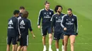 Tim medis Real Madrid pun memvonis Karim Benzema untuk segera melakukan operasi. Usai Operasi Benzema disarankan untuk menjalani masa pemulihan selama dua bulan. (AFP/Gabriel Bouys)