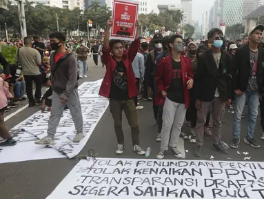 Ratusan Mahasiswa dari berbagai universitas melakukan aksi unjuk rasa di kawasan Patung Kuda, Jakarta Pusat, Senin (4/11/2022). Sejumlah mahasiswa meramaikan kawasan Patung Kuda dalam aksi demo 11 April ini. (Liputan6.com/Helmi Fithriansyah)