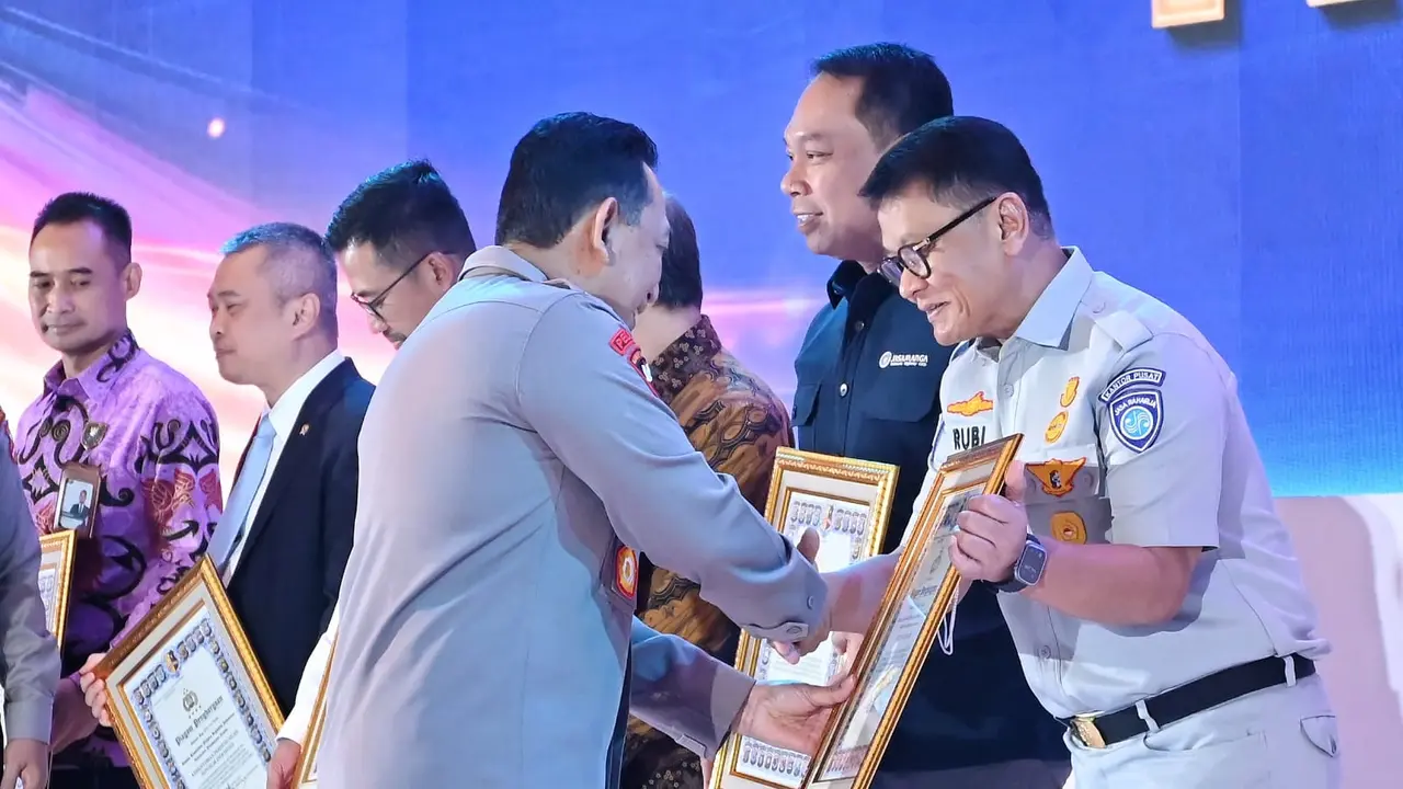 Kapolri Jenderal Listyo Sigit Prabowo menyerahkan penghargaan kepada Plt Direktur Utama Jasa Raharja, Rubi Handojo, pada acara Rapat Kerja Teknis (Rakernis) Fungsi Lalu Lintas yang diselenggarakan di Gedung The Tribrata Dharmawangsa, Jakarta, Kamis 12 Jun
