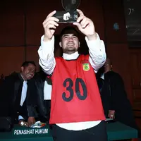 Ada-ada saja yang dilakukan terdakwa Saipul Jamil dalam sidang lanjutan kasus pelecehan seksual terhadap remaja pria berinisial DS. Ia melakukan Selfie sebelum sidang dimulai. (Deki Prayoga/Bintang.com)