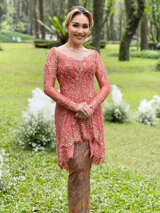 Penampilan Ayu dalam balutan kebaya jingga model sabrina juga tak kalah mencuri atensi. Kebaya dengan detail ruffle di bagian bawahnya tersebut dipadukan dengan rok batik warna cokelat. [@ayutingting92]