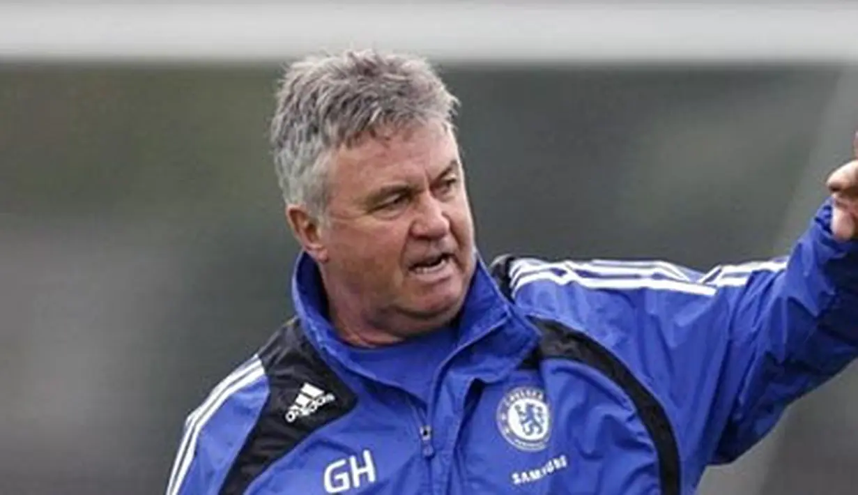 Chelsea&#039;s manager Guus Hiddink during a training session at Chelsea&#039;s training facility in Cobham, on April 17, 2009 ahead of Saturday&#039;s FA cup semi-final against Arsenal at Wembley. AFP PHOTO/Glyn Kirk