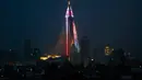 Ryugyong Hotel yang berlantai limapuluh diterangi cahaya saat malam di Pyongyang, Korea Utara, (21/10). (AP Photo / Dita Alangkara)