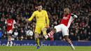 Babak kedua baru berjalan tiga menit, Arsenal nyaris menyamakan skor lewat Alexandre Lacazette. Sayang, tembakannya masih melambung di atas mistar gawang Liverpool. (AFP/Ian Kington)