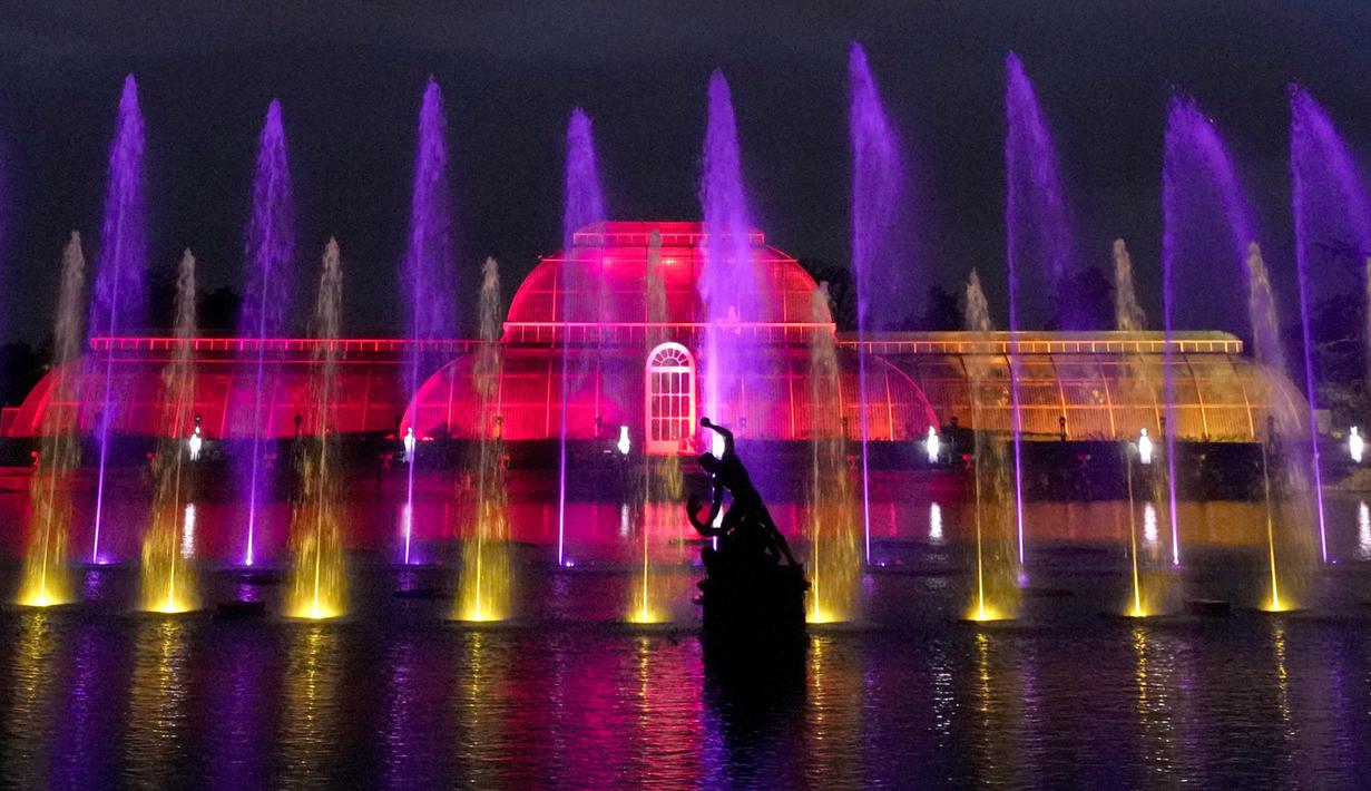 Instalasi cahaya menyambut perayaan Natal di Palm House, Royal Botanic Gardens, Kew, London, Selasa (15/11/2022). Selain memamerkan jalur cahaya dengan satu juta lampu di jalur sepanjang 2,7 km, terdapat cahaya imersif, pohon lampu, terowongan cahaya, dan pertunjukkan cahaya air yang mengesankan. (AP Photo/Kirsty Wigglesworth)