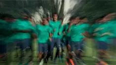 Bek Timnas Indonesia, Hansamu Yama (tengah), bersama rekan-rekannya melakukan latihan perdana jelang laga final Piala AFF 2016 melawan Thailand di Lapangan SPH Karawaci, Banten, Jumat (9/12/2016). (Bola.com/Vitalis Yogi Trisna)