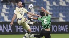 Penyerang Hellas Verona Thomas Henry berebut bola dengan bek Sassuolo Kaan Ayhan pada pekan ke-11 Liga Italia di MAPEI Stadium - Città del Tricolore, Selasa (25/10/2022). Di laga ini, mampu melepaskan 14 tembakan dan 3 di antaranya mengarah ke gawang. (Michele Nucci/LaPresse via AP)
