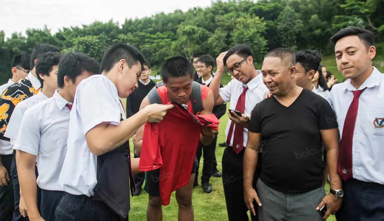 Pelajar Sekolah Pelita Harapan meminta tanda tangan kiper Timnas Indonesia, Kurnia Meiga, usai latihan di Lapangan SPH Sentul, Jawa Barat, Kamis (1/12/2016). Timnas Indonesia berlatih jelang laga semifinal Piala AFF. (Bola.com/Vitalis Yogi Trisna)