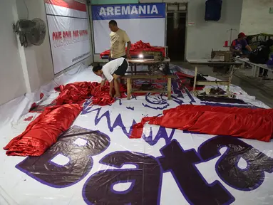 Aremania mengusung semangat kesatuan suporter untuk sepakbola Indonesia merancang dan membuat bendera Merah Putih terbesar di Dunia bertempat di Lapangan Futsal  Tangerang, Selasa (13/10/2015). (Bola.com/Nicklas Hanoatubun)