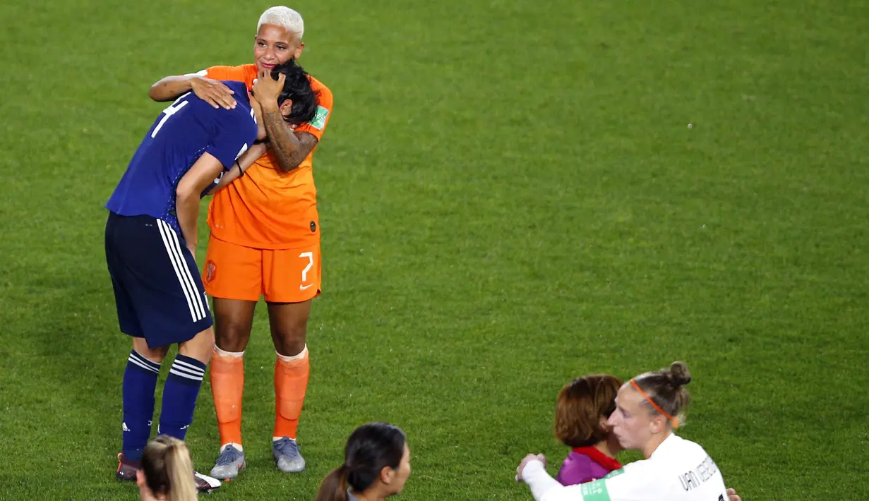 Drama mengharukan pun terjadi saat Shanice Van De Sanden menghibur Saki Kumagai rekan setimnya di klub Olympique Lyonais, Prancis. ( AP/Francois Mori )