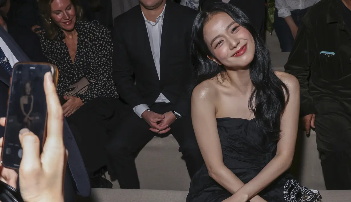 <p>Jisoo BLACKPINK tersenyum saat tiba untuk koleksi busana Dior Spring/Summer 2023 yang dipresentasikan di Paris, Selasa, 27 September 2022. Penyanyi dan duta global Dior itu tampil elegan dengan mini dress hitam dari koleksi Dior Cruise 2023. (Photo by Vianney Le Caer/Invision/AP)</p>