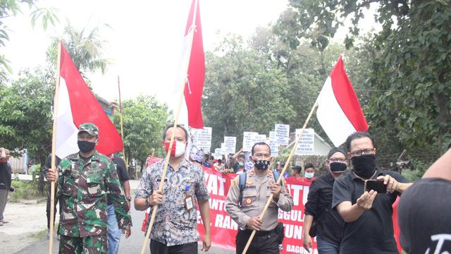 Warga Geruduk Balai Desa