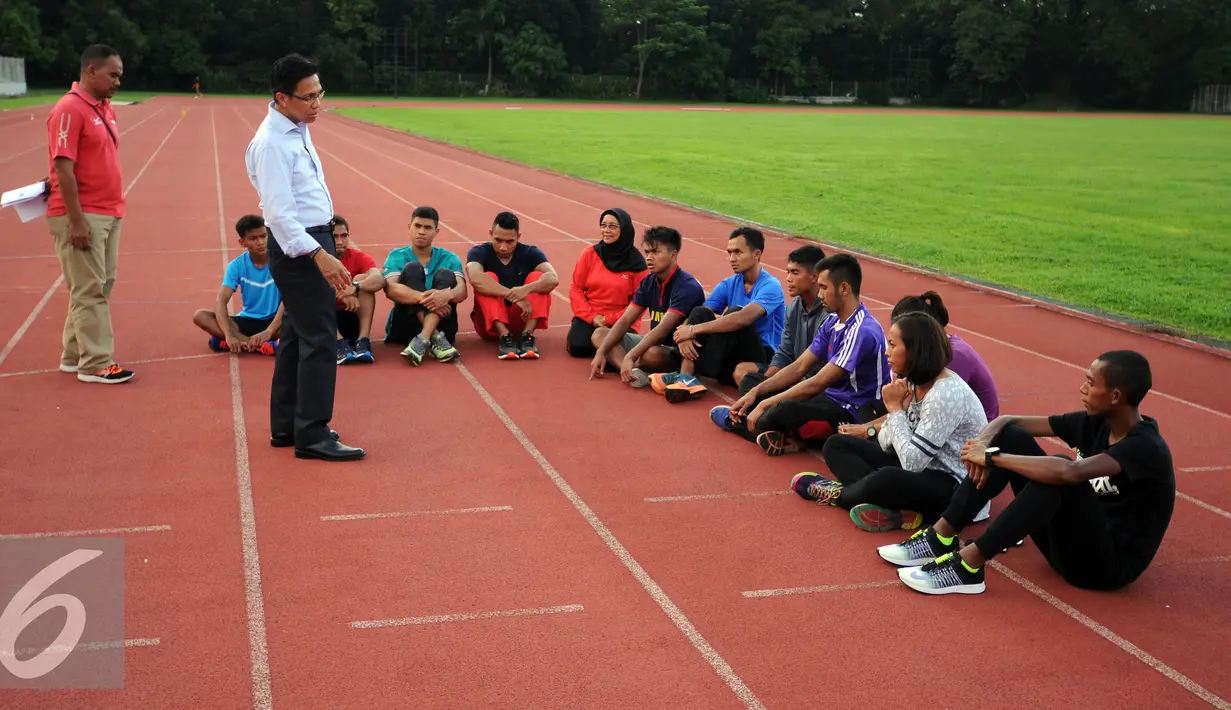 Sekjen PB PASI, Tigor Tanjung (kedua kiri berdiri) memberikan arahan pada tim atletik Indonesia yang akan berlaga pada ajang Singapore Open 2016 di Stadion Madya Senayan, Jakarta, Senin (25/4/2016). (Liputan6.com/Helmi Fithriansyah)