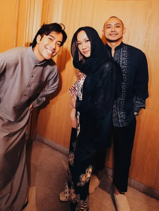 Pasangan suami istri Bunga Citra Lestari dan Tiko Aryawardhana curi atensi kenakan modest wear couple warna hitam. [@itsmebcl]