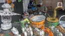 Perajin menyelesaikan pembuatan kerajinan tangan berbahan dasar koran bekas di bengkel Workshop kawasan Kemandoran 8 Jakarta Selatan, Senin (10/2/2020). Berbagai kerajinan berwujud keranjang, lampu belajar, miniatur pesawat berbahan koran bekas dibuat ditempat ini. (merdeka.com/Arie Basuki)