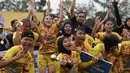 Para pemain Sumatra Selatan merayakan gelar juara Piala Pertiwi setelah mengalahkan Bangka Belitung pada laga final di NYTC Sawangan, Depok, Jumat (3/5). Sumsel menang 2-1 atas Babel. (Bola.com/Vitalis Yogi Trisna)