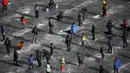 Sejumlah warga berusaha mendapatkan ikan air tawar melalui lubang kecil selama acara Festival Es di sungai yang beku di Hwacheon, selatan dari zona demiliterisasi (DMZ) yang memisahkan dua Korea, (9/1/2016). (REUTERS/Kim Hong-Ji)