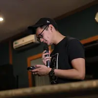 Afgan di sesi latihan menjelang Konser 'Sides'. (Adrian Putra/Bintang.com)