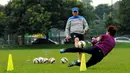 Pelatih kipper, Lee Won-Jai melatih salah satu penjaga gawang timnas Korea Selatan U-23 di Lapangan C Senayan, Jakarta, (21/32015). Timnas Korsel U-23 melakukan latihan perdana jelang kualifikasi Grup H Piala Asia 2016. (Liputan6.com/Helmi Fithriansyah)