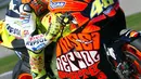 Dengan tetap memakai settingan motor lamanya Honda RCV211V, The Doctor julukan Valentino Rossi kembali menjuarai kejuaraan umum Motogp 2003. (pix.crash.net)