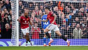 Benjamin Sesko dan Bryan Mbeumo merayakan gol kedua Manchester United dalam pertandingan Premier League melawan Sunderland di Stadion Old Trafford, Manchester, Inggris, Sabtu, 4 Oktober 2025. (Foto AP/Dave Thompson)