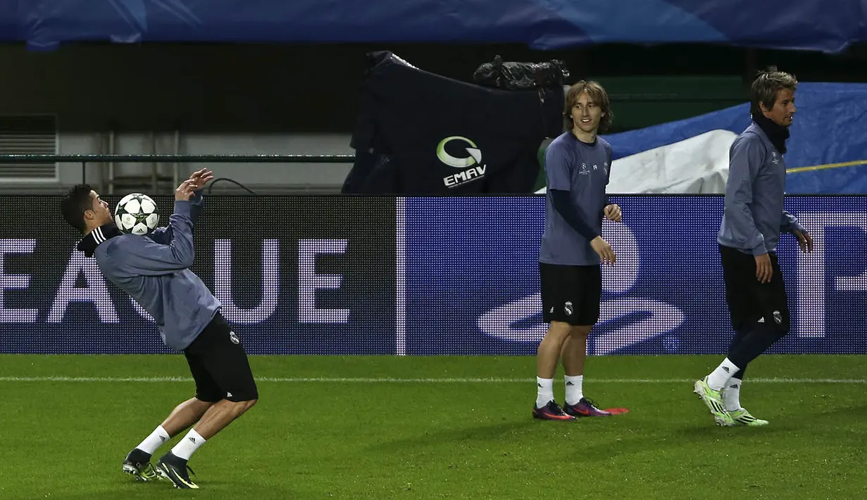 Cristiano Ronaldo berusaha mengontrol bola saat latihan jelang laga Liga Champions. Pada pertemuan terakhir bahkan Cristiano Ronaldo mampu memborong dua gol ke gawang Sporting Lisbon. (EPA/Antonio Cotrim)